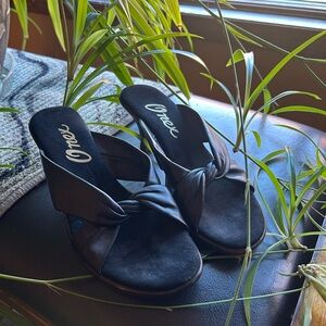 Onex Black Knotted Sandals